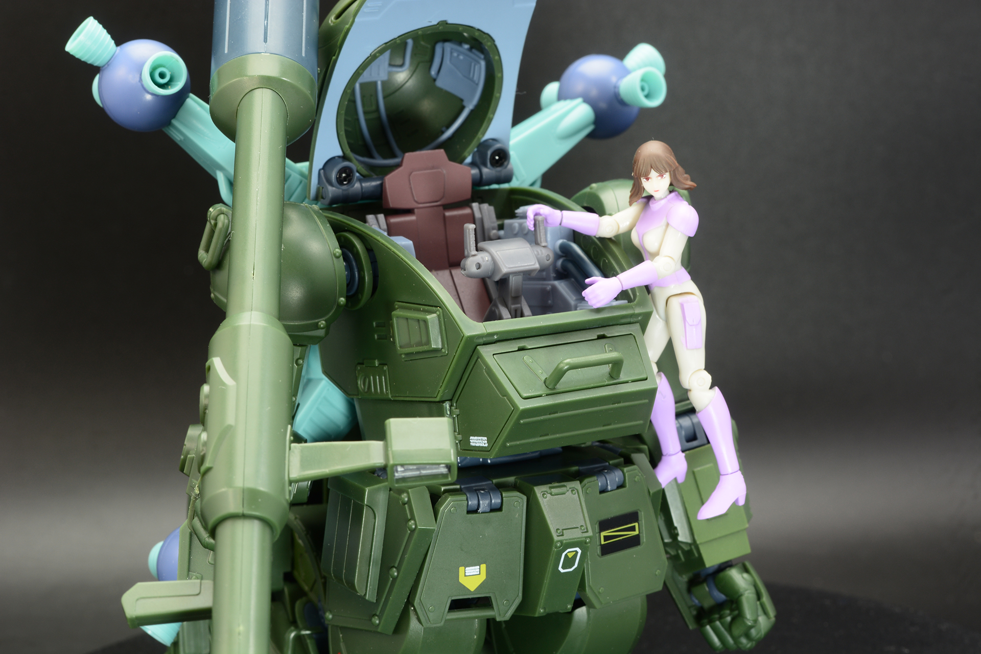 31話「不可侵宙域」のフィアナのシーンを再現。降着ポーズでコクピットハッチを開けたまま移動するという、ATの新しい表現が面白い