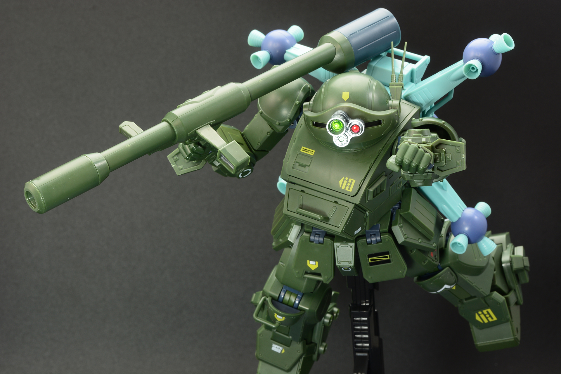 拳を前に突き出し飛ぶポーズ。ほんの一瞬だが印象的だったので再現してみた