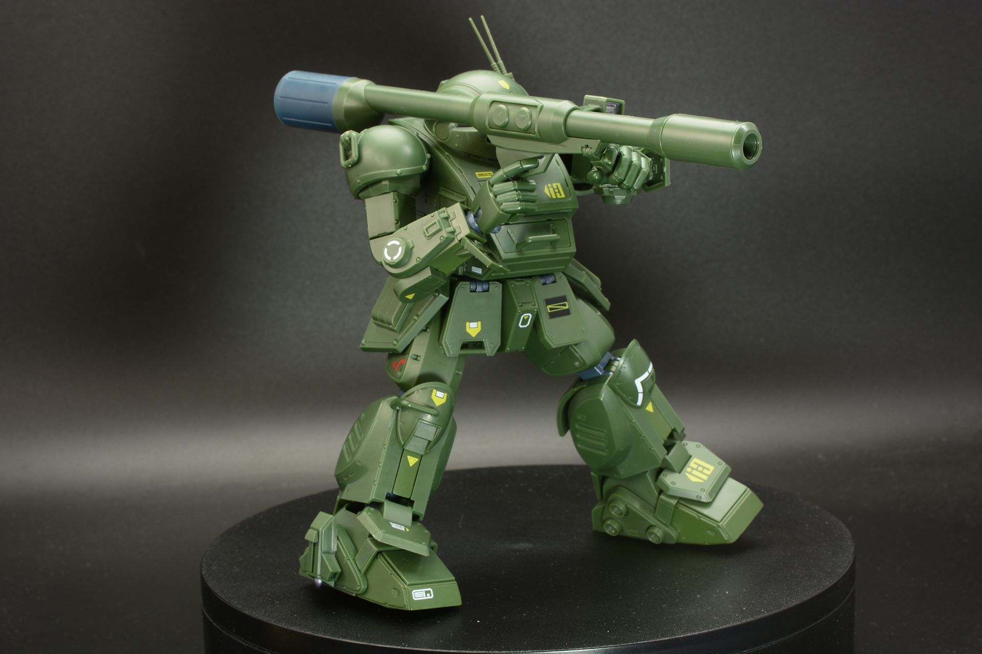 キリコはラウンドムーバーのない機体でフィアナをすくいに現れる。戦艦Xが不時着した惑星サンサでは、このスタイルの地上戦が展開する