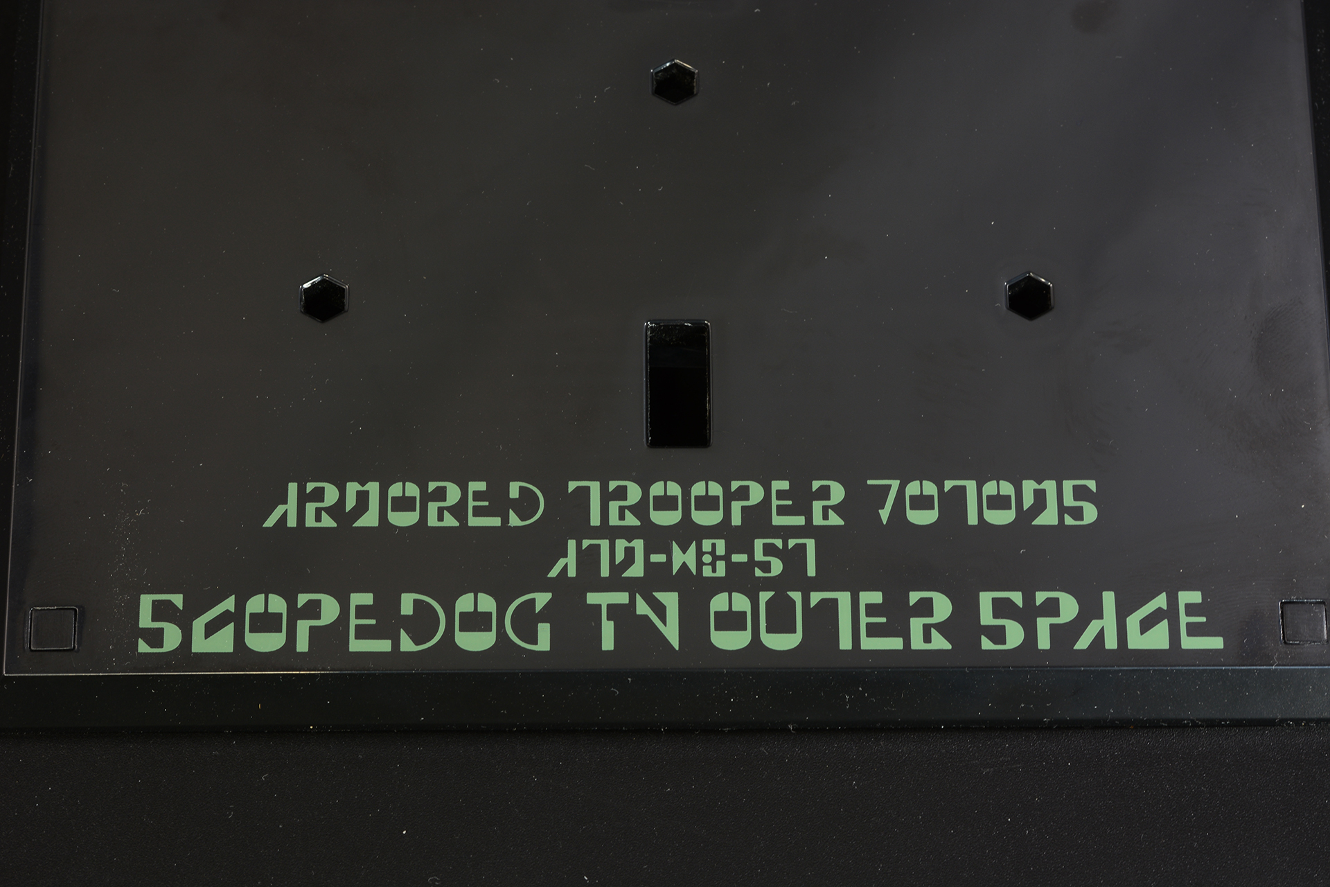 アストラギウス文字は、よく見ると英語のアルファベットをアレンジしたもので、何が書いてあるかわかる