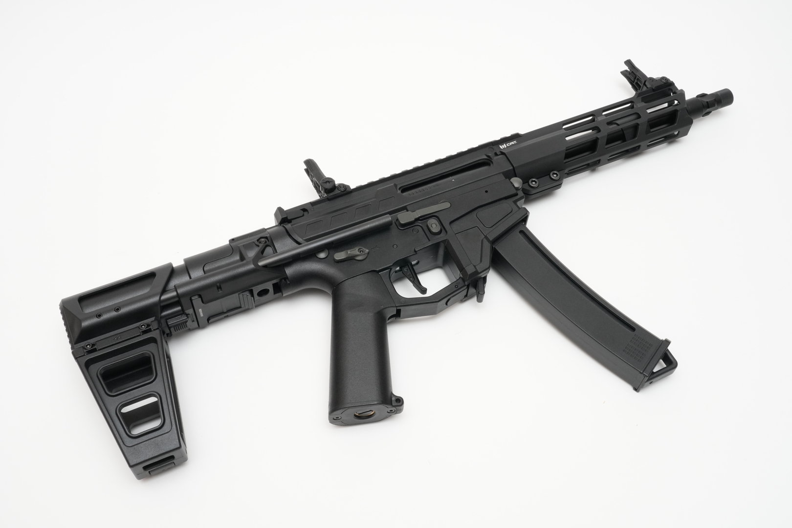 「Versatile-8 SMG」は、モチーフにした「MP5」をそのまま再現するのではなくカスタムパーツをふんだんに装着した近代化したようなスタイル