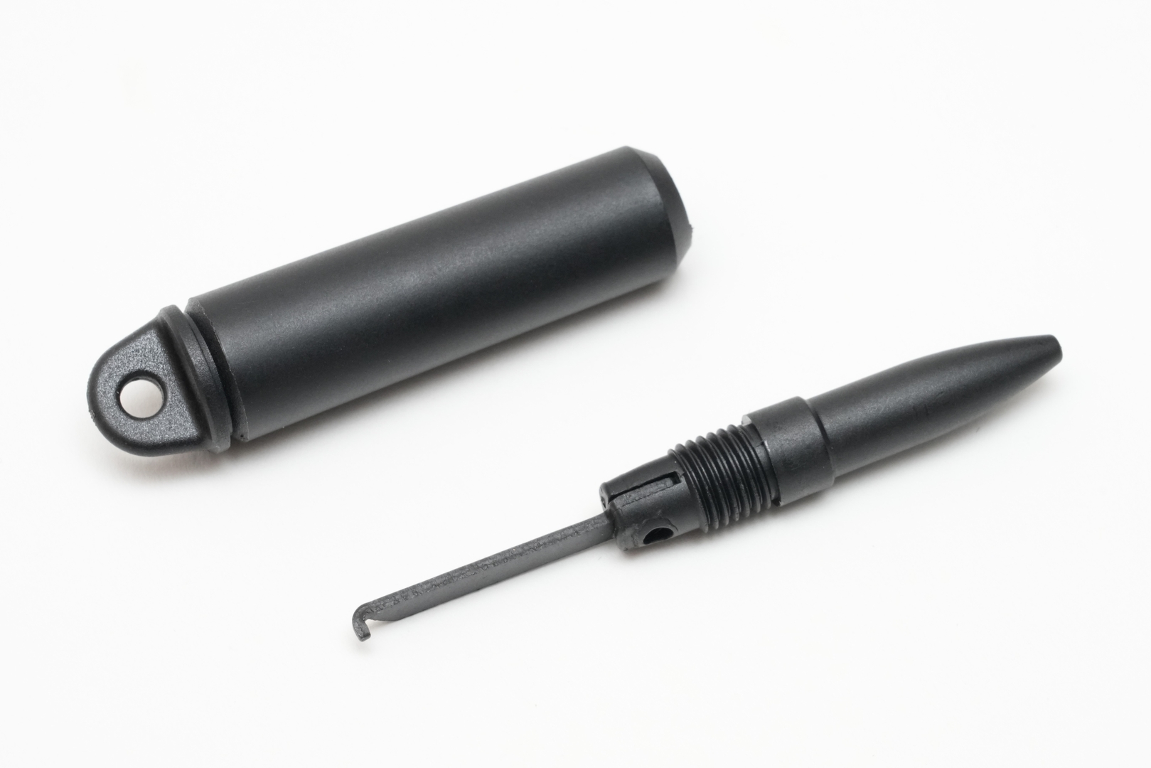 調整ツール「C.A.T. アジャストツール」はプリコックの解除、テイクダウンピンのスライド、MAPセクターギアの調整のために使用する