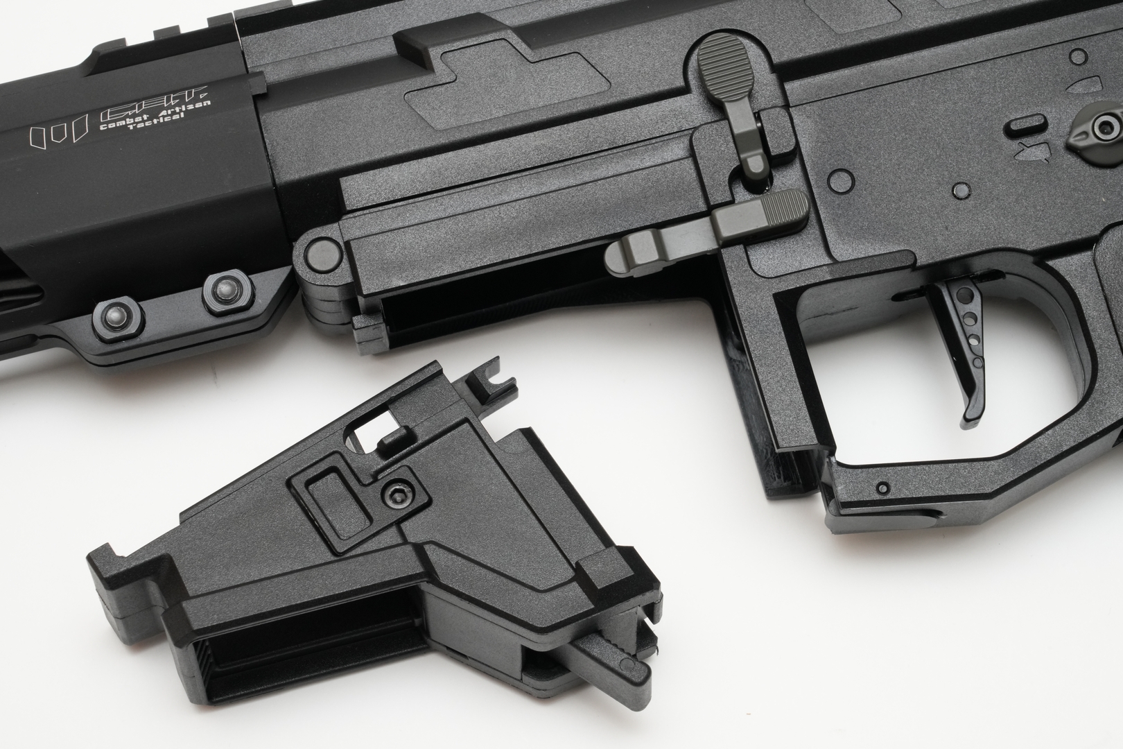 マガジンハウジングは脱着可能。ハウジングを交換すれば、AR、AK、PCCマガジンを使用できる