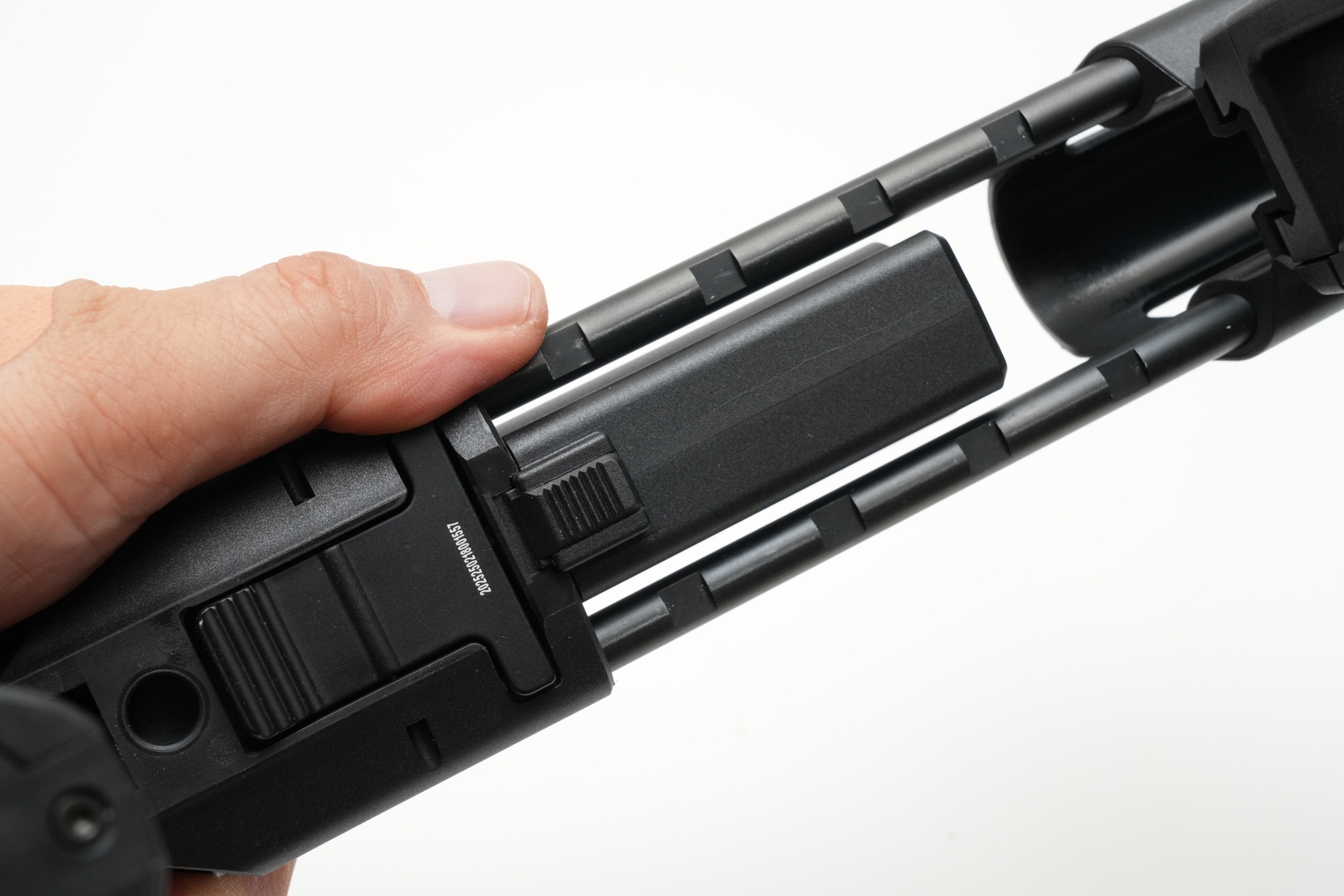 パッテリースペースに余裕があるので、無理矢理ケーブルを収める必要はない