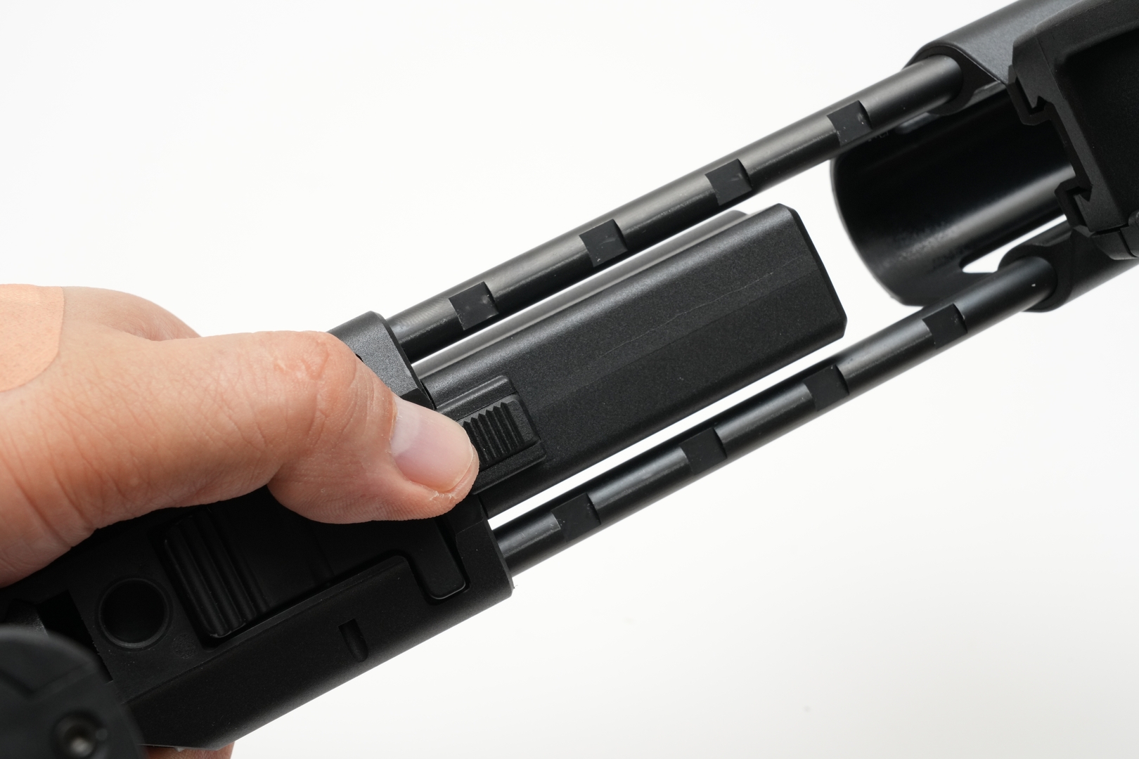 パッテリースペースに余裕があるので、無理矢理ケーブルを収める必要はない