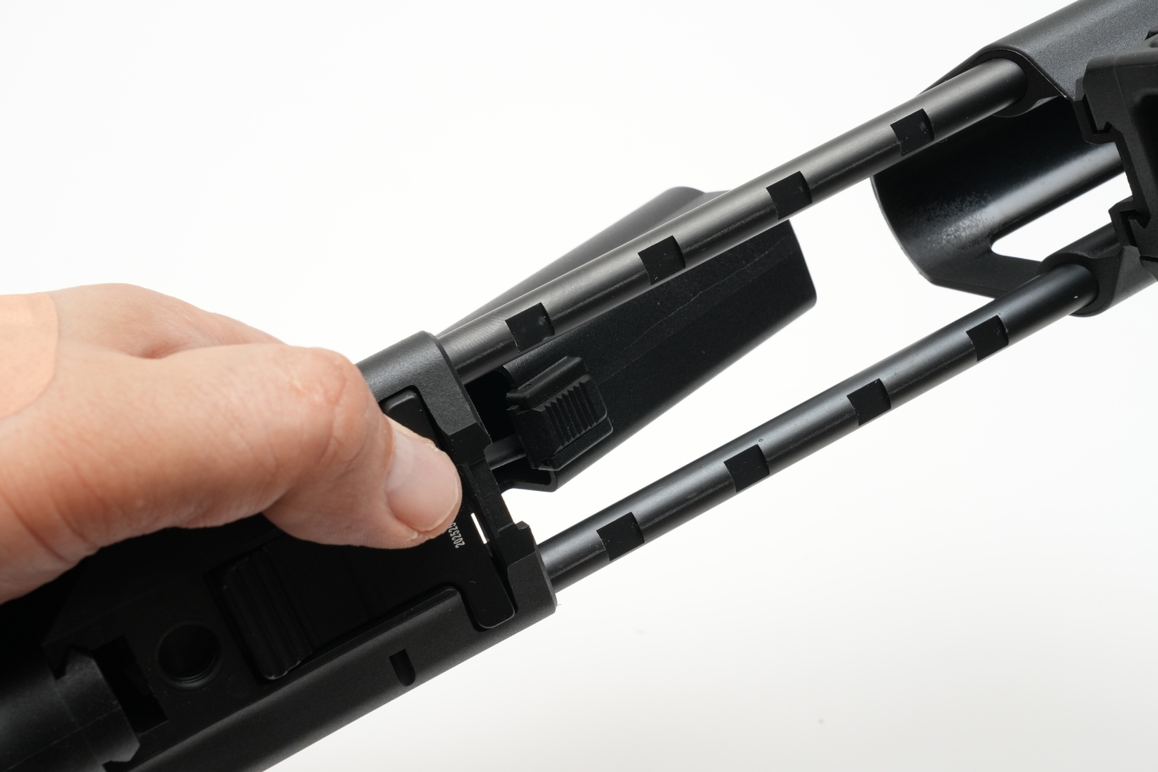 パッテリースペースに余裕があるので、無理矢理ケーブルを収める必要はない