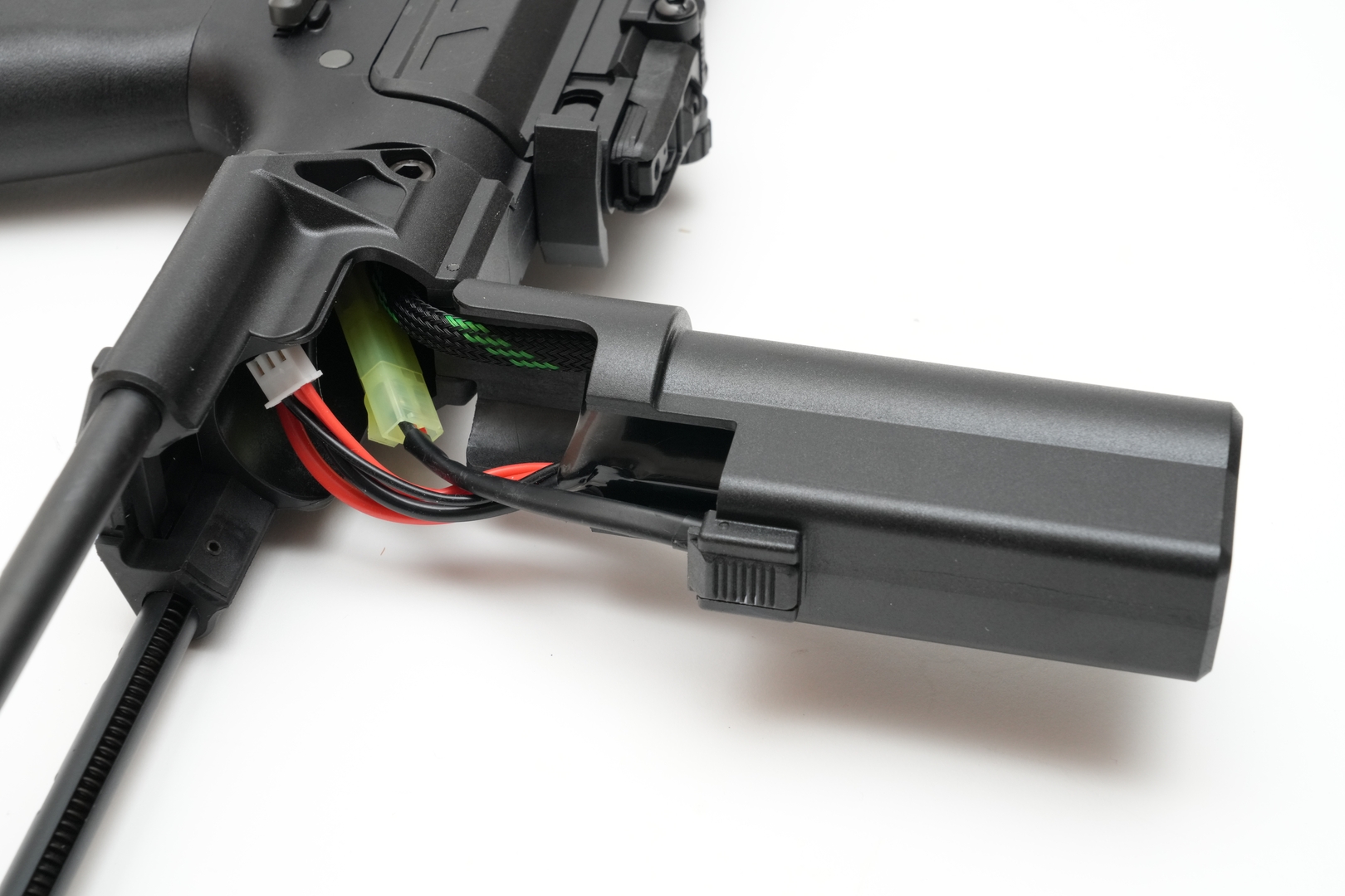 パッテリースペースに余裕があるので、無理矢理ケーブルを収める必要はない