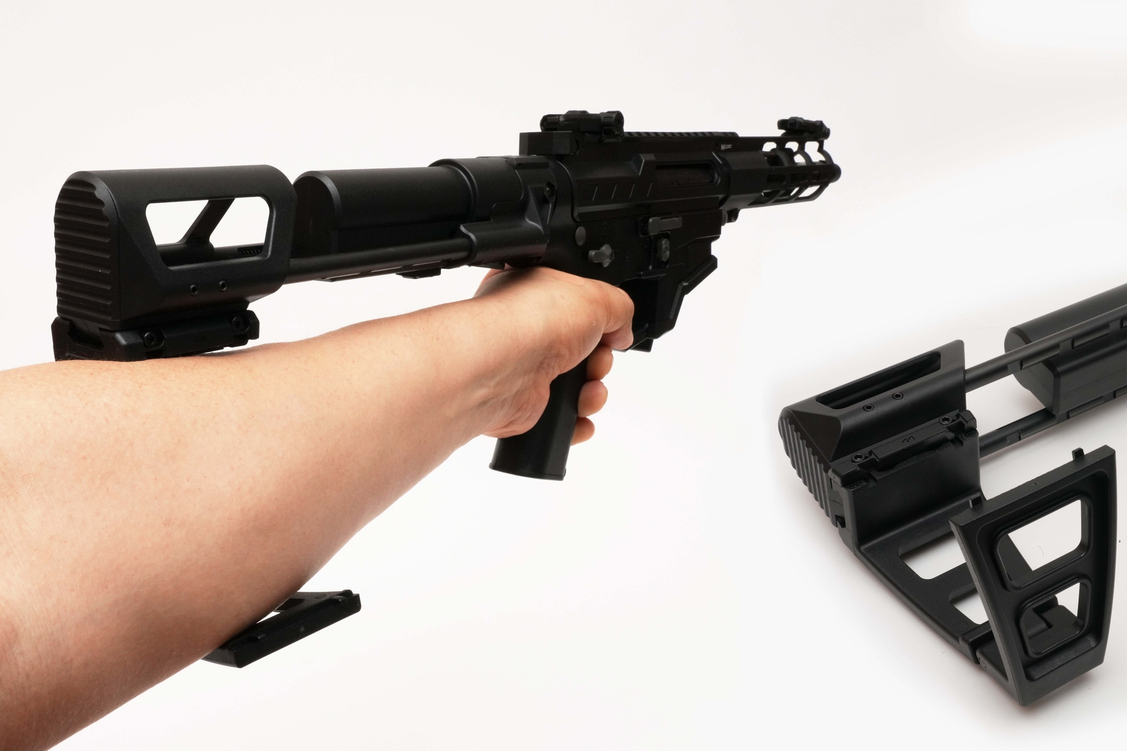 バットストックを展開させると、安定して片手撃ちできる