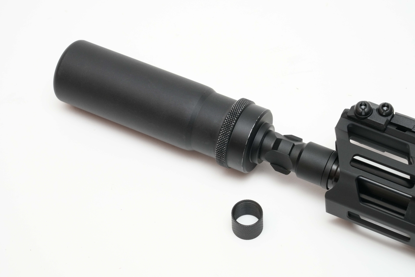 マズルプロテクター、またはハイダーを取り外せば、14mm逆ネジ対応のサプレッサー、トレーサーを利用できる