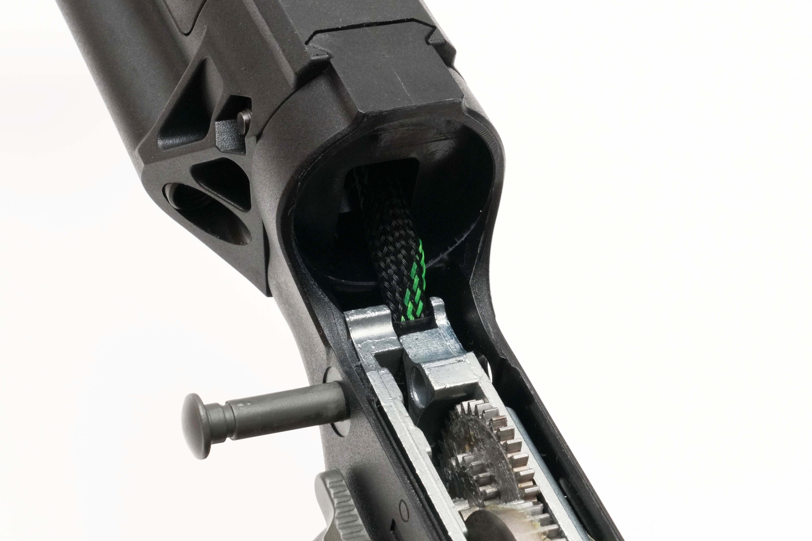 メカボックスから伸びるバッテリー接続用ケーブルは、繊維製カバーで保護されている