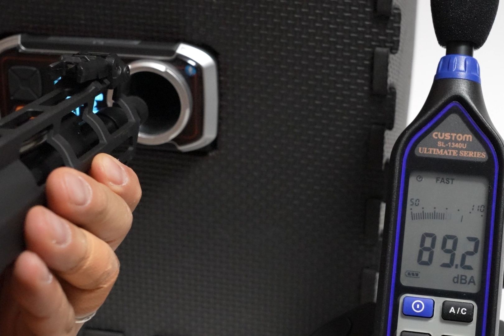 射撃音はセミオート時で平均89.59dBA