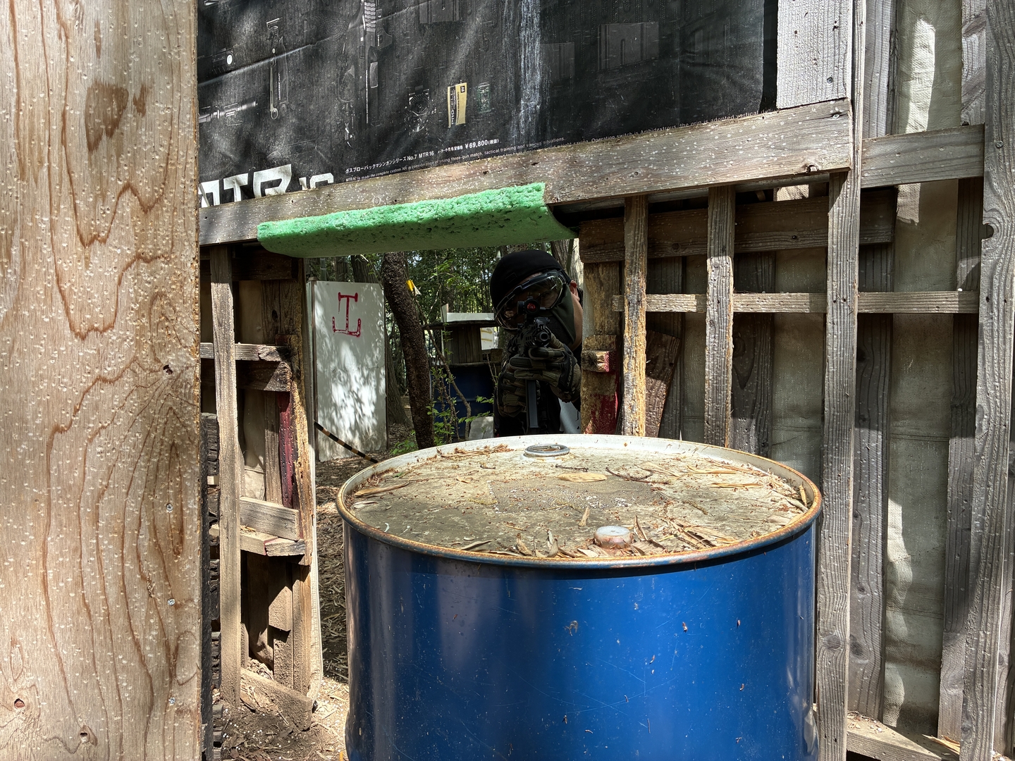 コンパクトに構えられるので、低い出入り口からでも覗きやすい