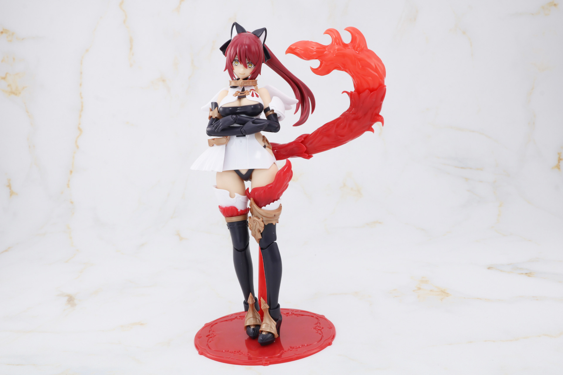 胸の前で腕を組むポーズも可能