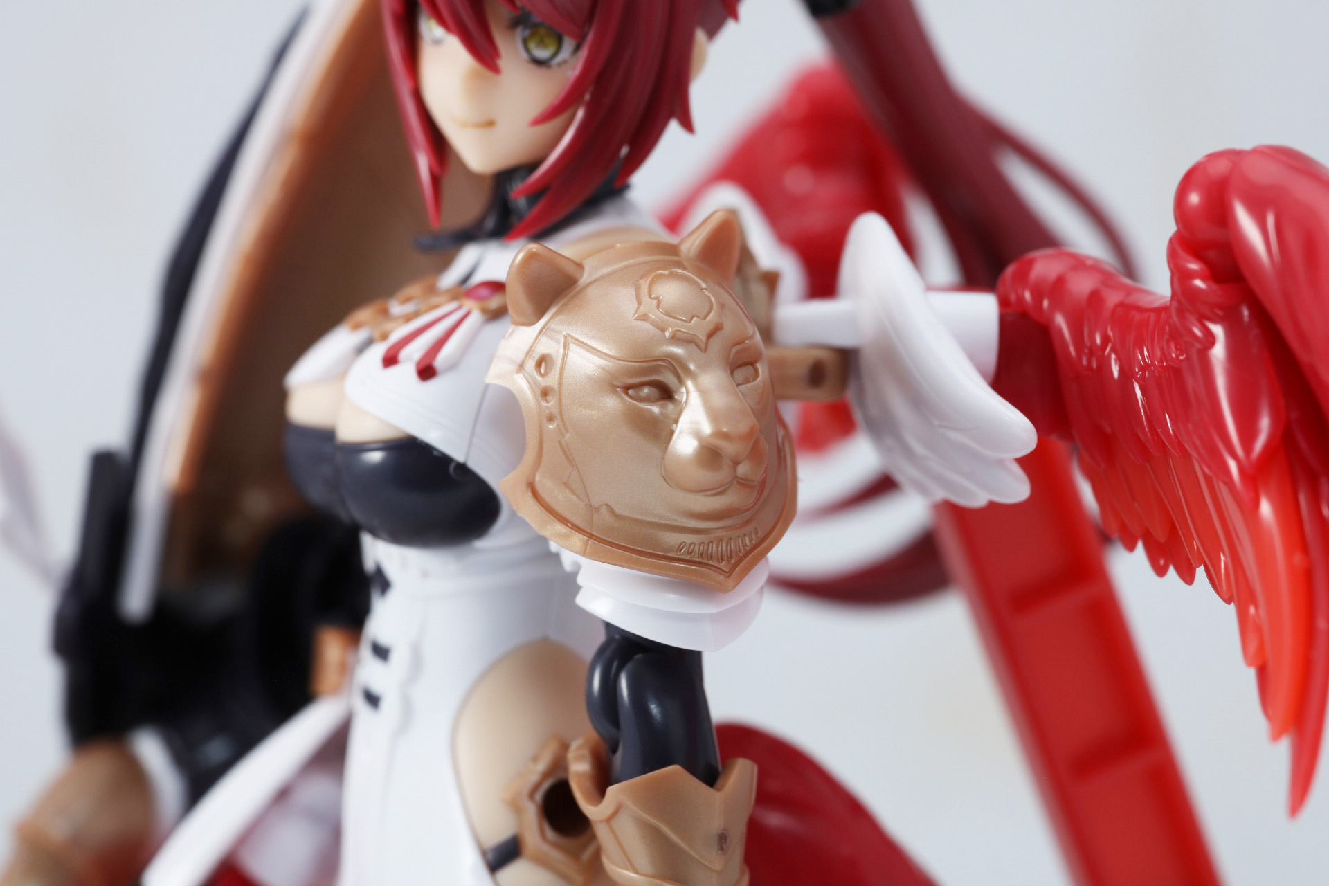 左肩のアーマーには豹の意匠が入った装甲が追加