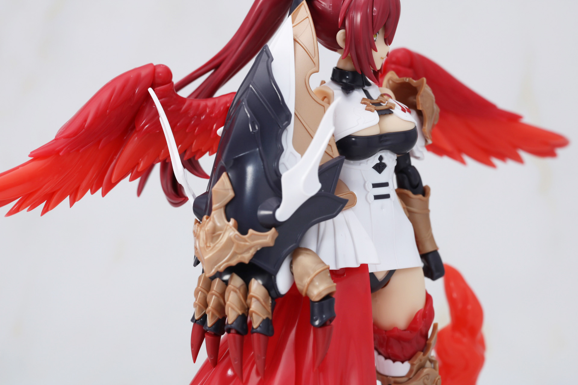 胴体を覆うほどの巨大な腕「覇龍装・撃」