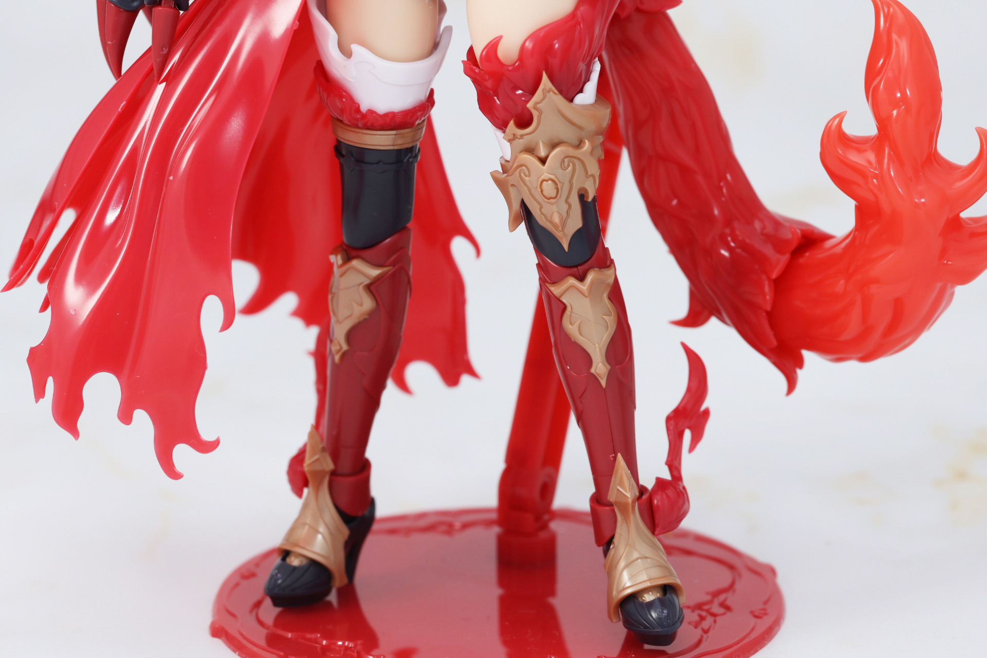 脛部分も赤い装甲に変化し足首にも炎のエフェクトが付いている