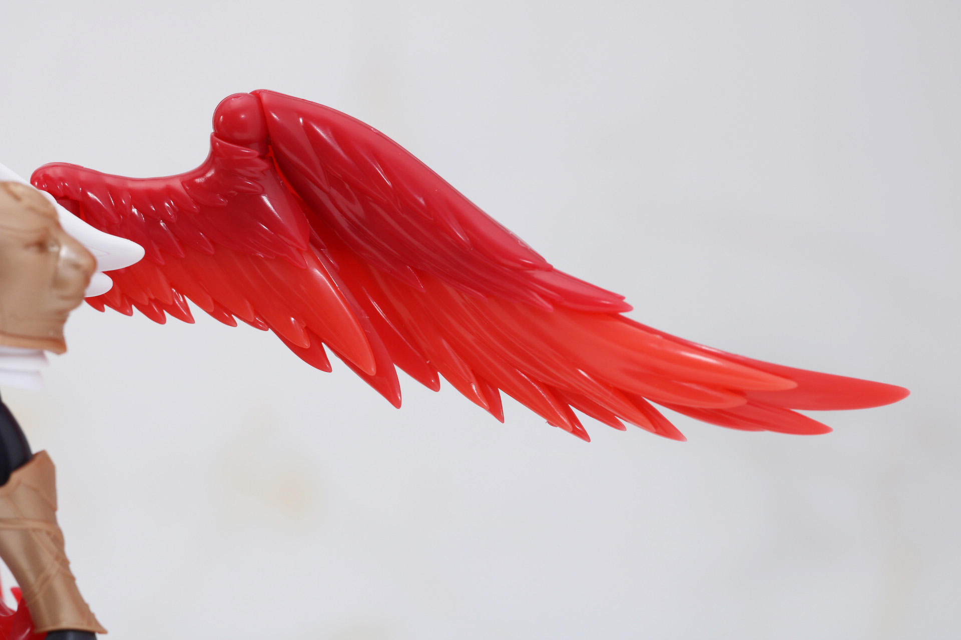 翼は細く、3つのクリアーレッドによるグラデーションで臨場感ある造形