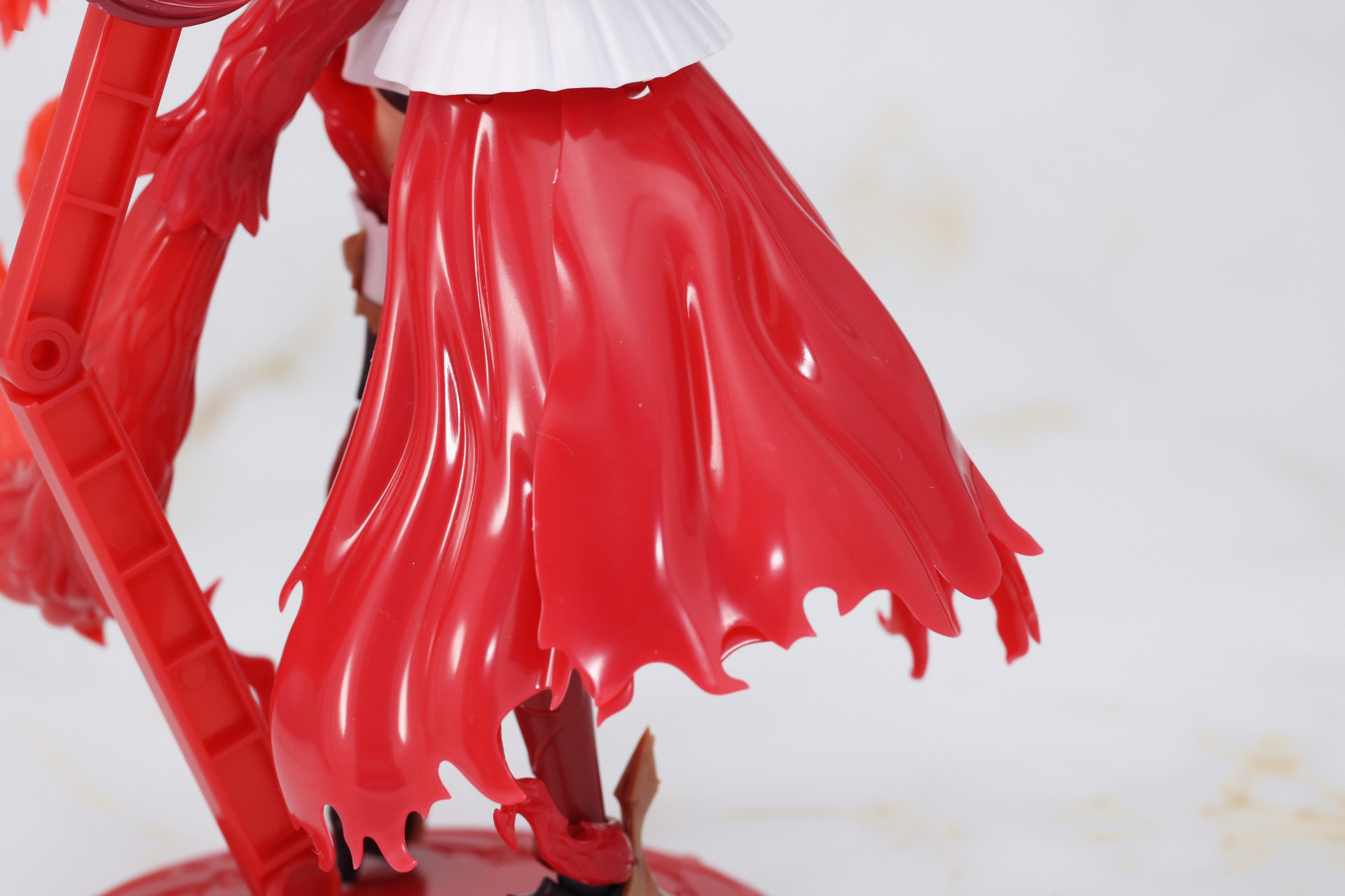 足を覆う赤いロングスカート