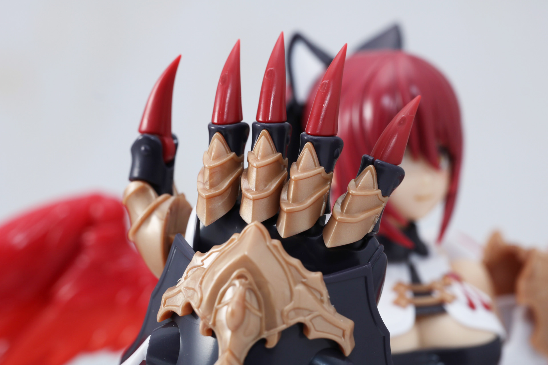 各指は可動。爪先や鎧の造形も緻密