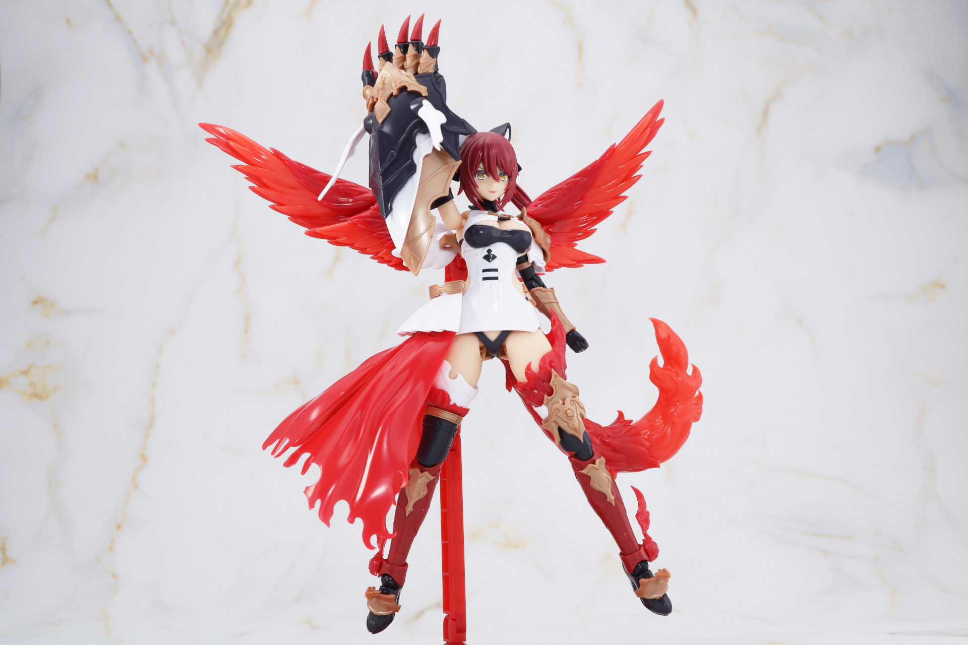 「覇龍装・撃」を掲げることもでき、威厳のあるポーズも表現できる