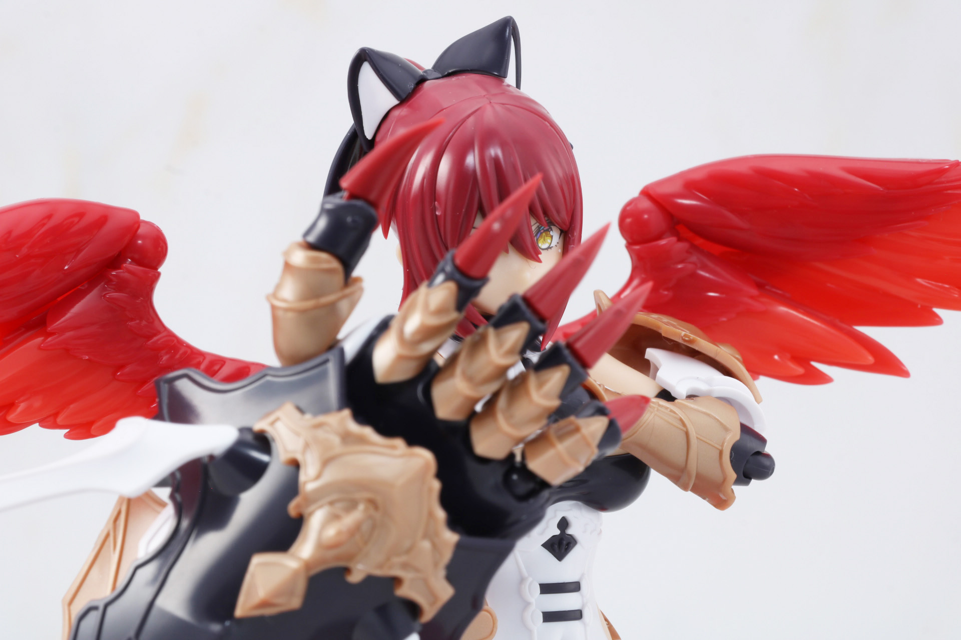 指の合間から鋭い視線