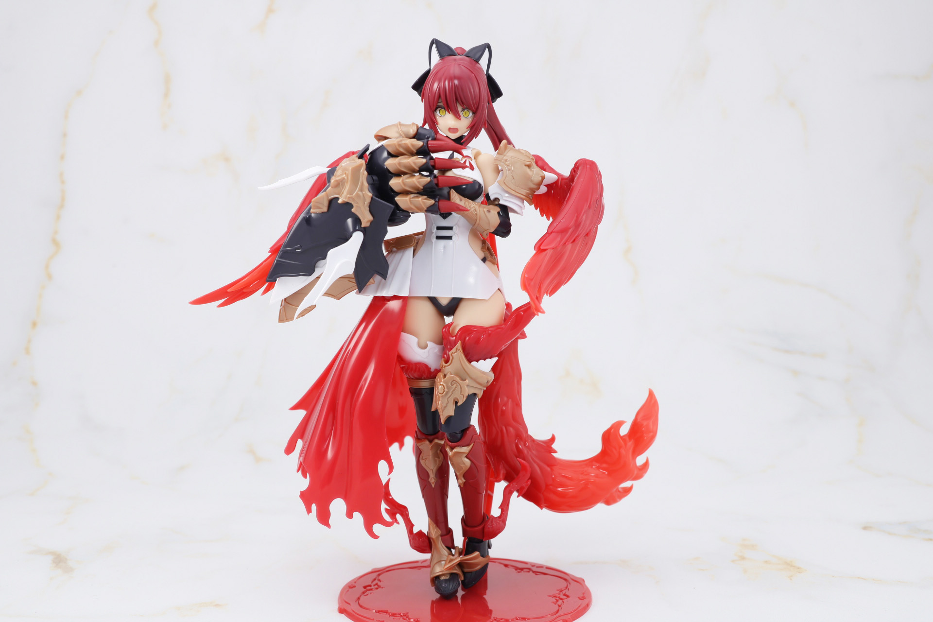 驚いて拳を収める