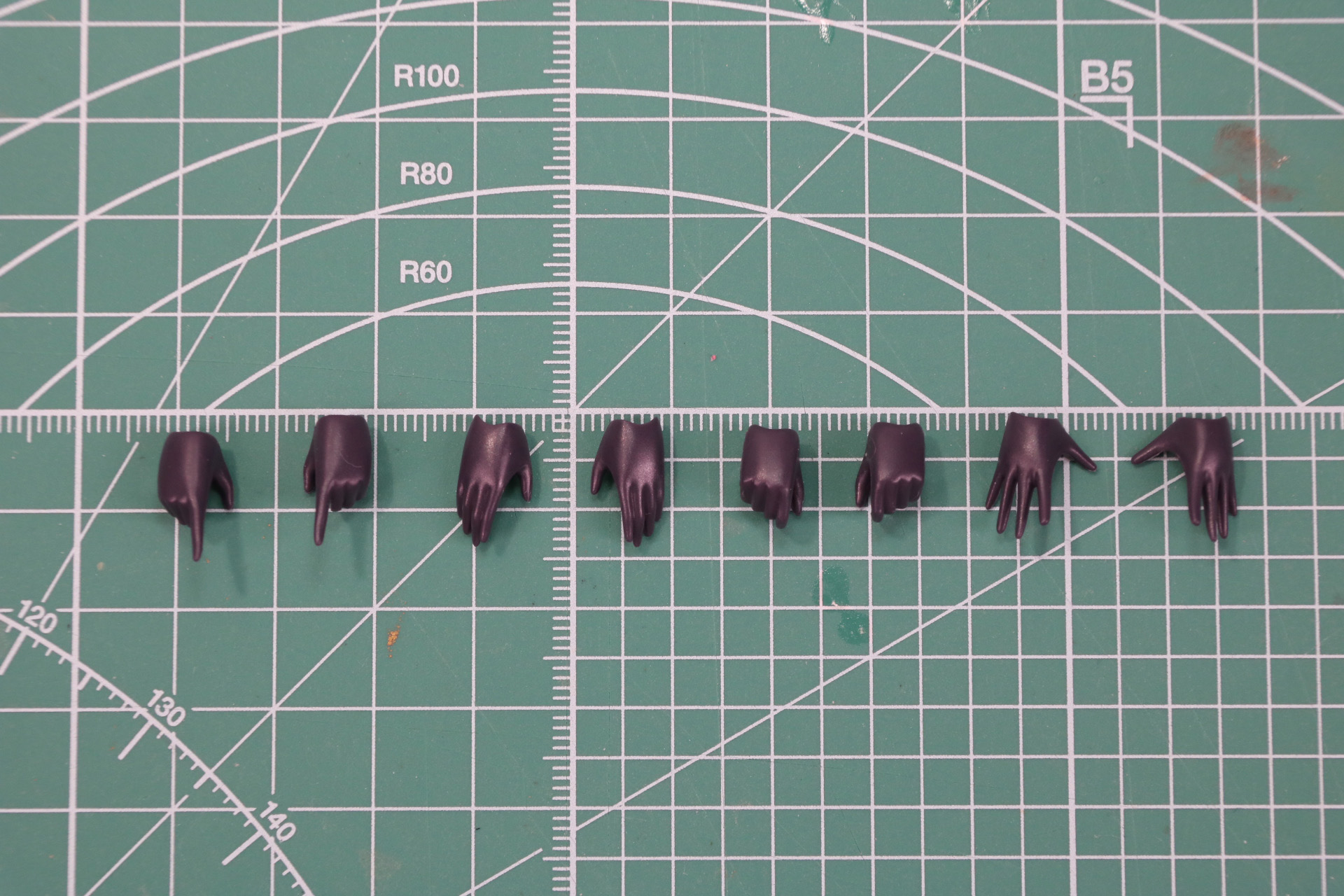 左から、武器持ち手(2)、平手(1)、武器持ち手(1)、平手(2)