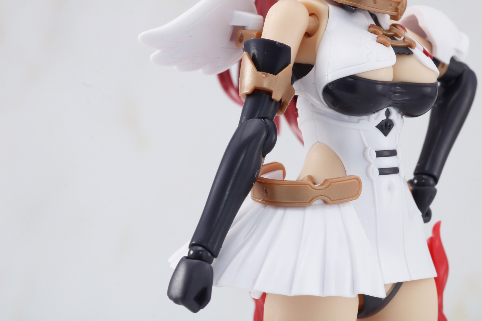 右腕は二の腕にリング状の装具