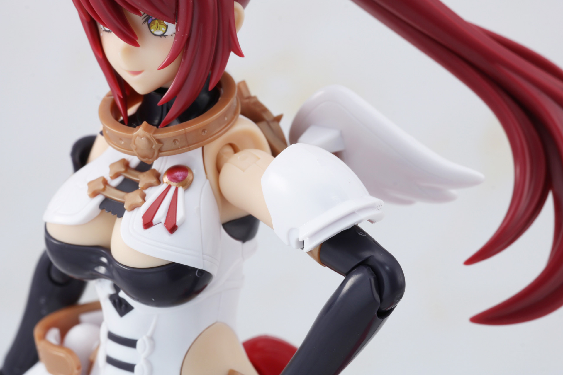 左腕にはアーマーが装着されている