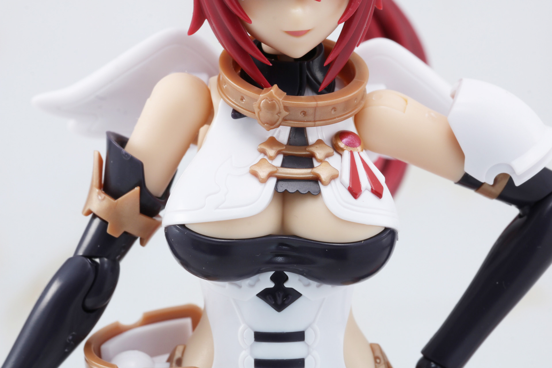 胸元のアクセサリや留め具は塗装済みパーツで複雑なデザインを再現