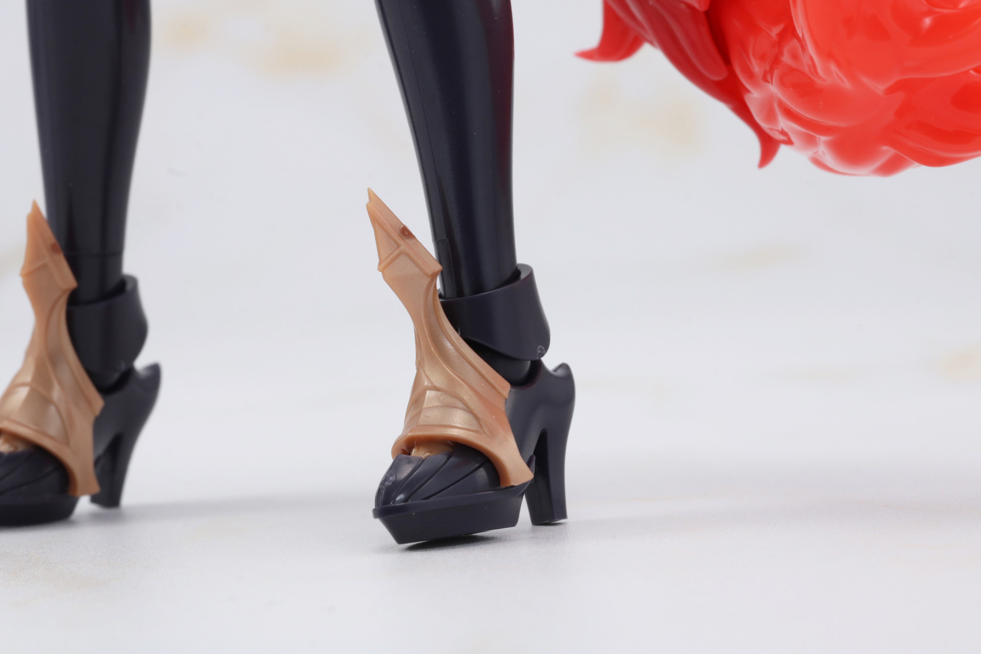 足先の装飾も細かく造形されている