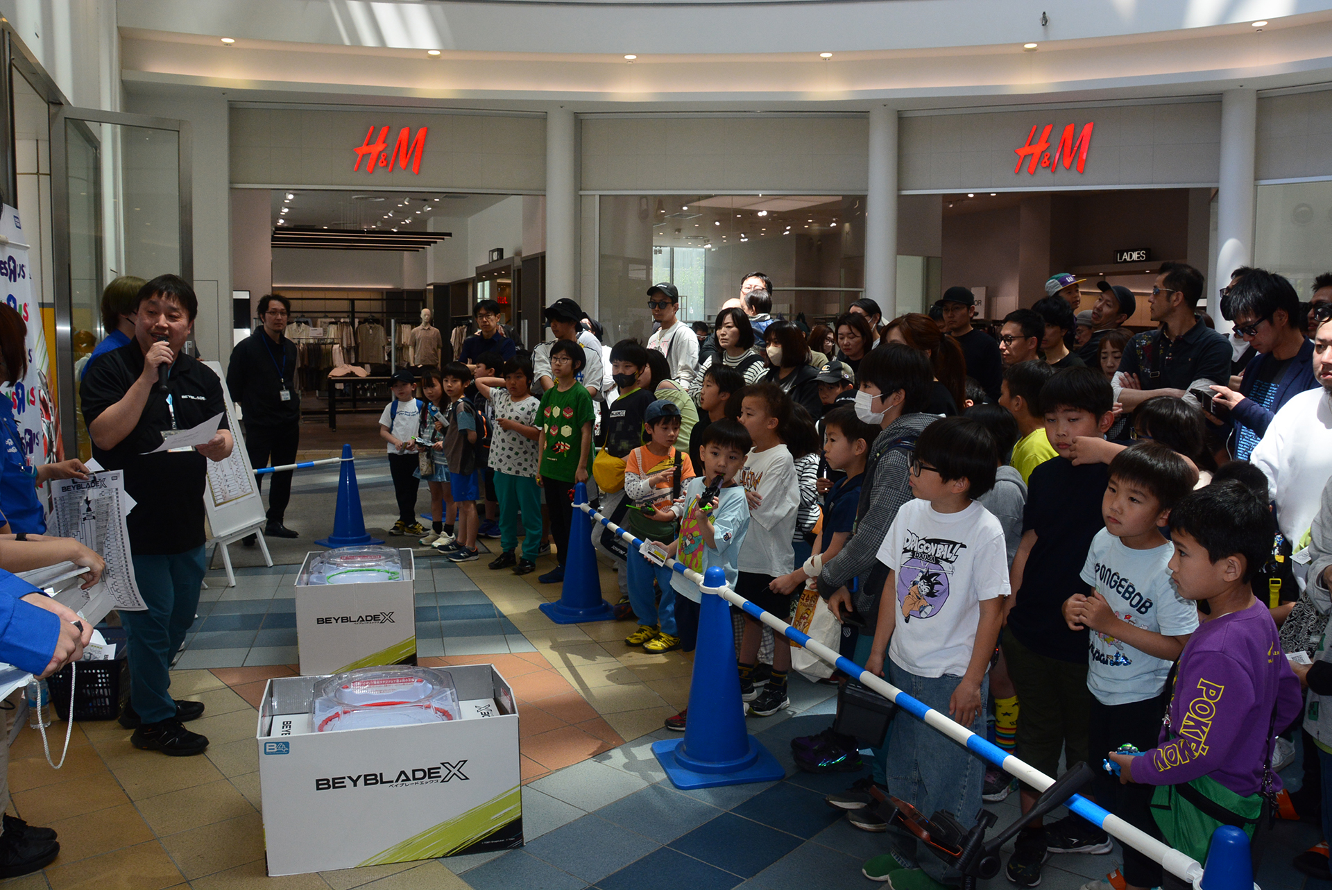 対戦台との仕切りは子供達によってぐいぐいと押され続け、何度も修正することに