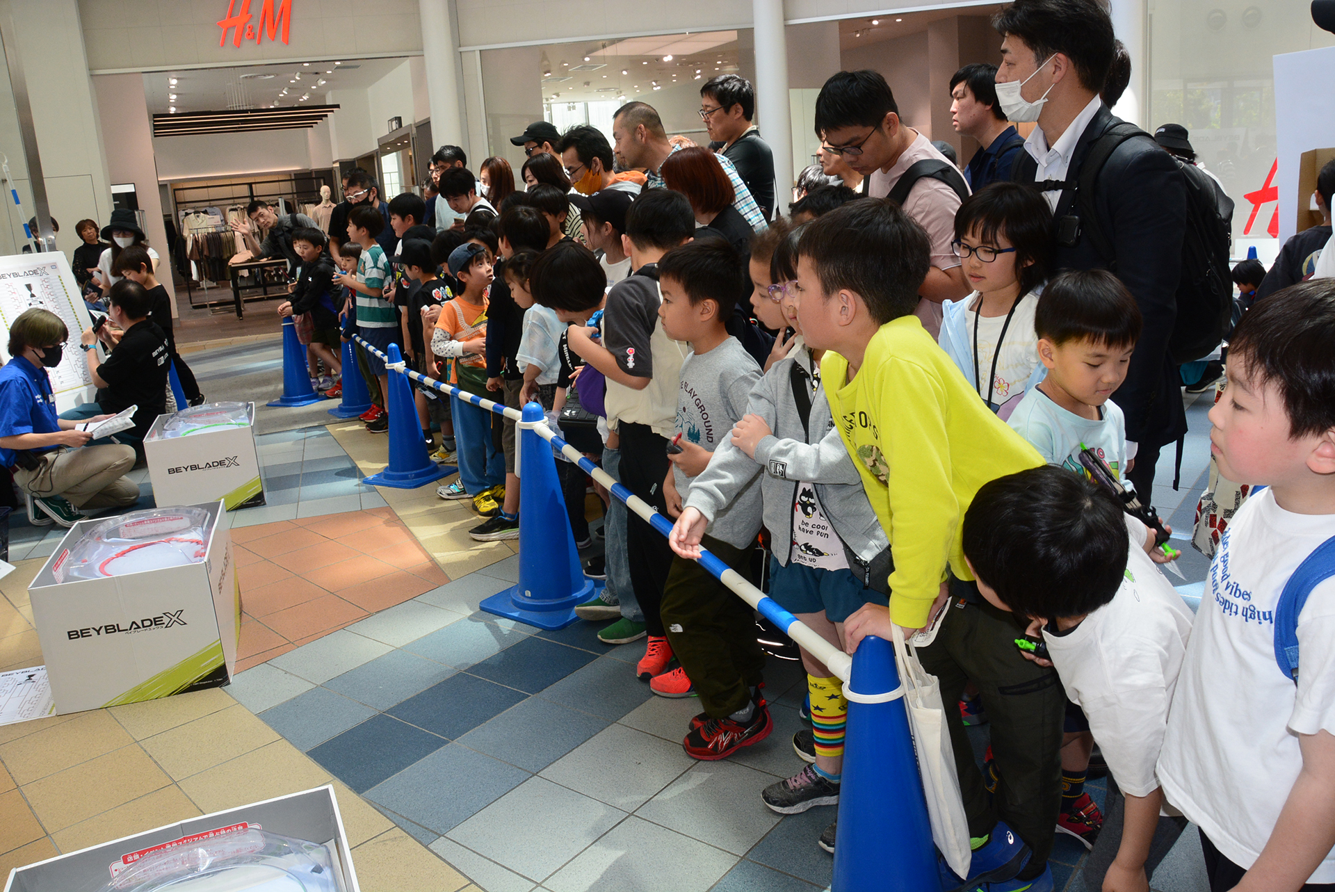 子供達はどんどん対戦台の方に前進してくる