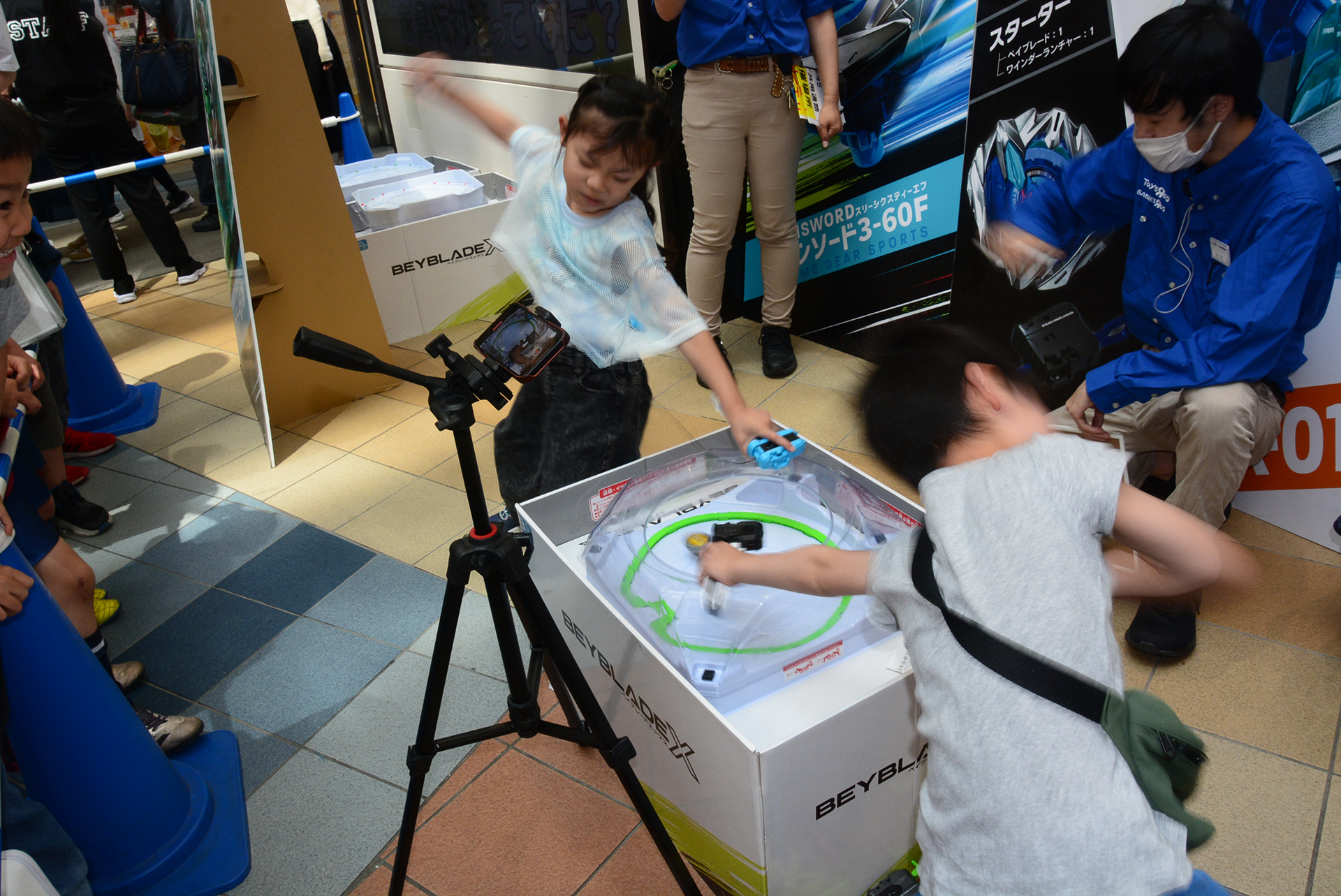 最終決戦はレナ選手(奥)と、カズキ選手(手前)で繰り広げられた