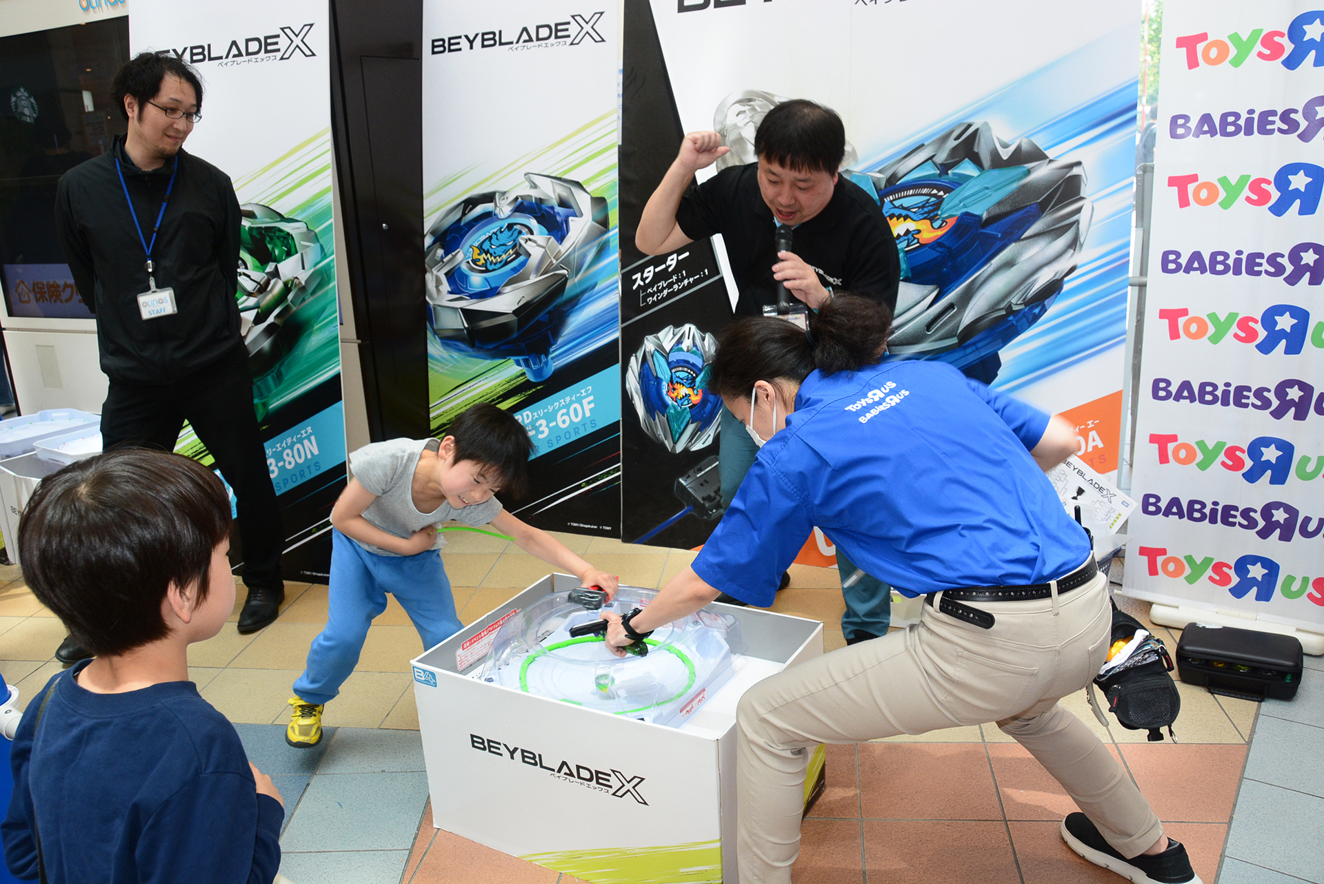 ベスト4メンバーとトイザらススタッフの対戦。立原氏のベイはかなりの強さを発揮し、ベスト4メンバーチームに勝ってしまう結果に