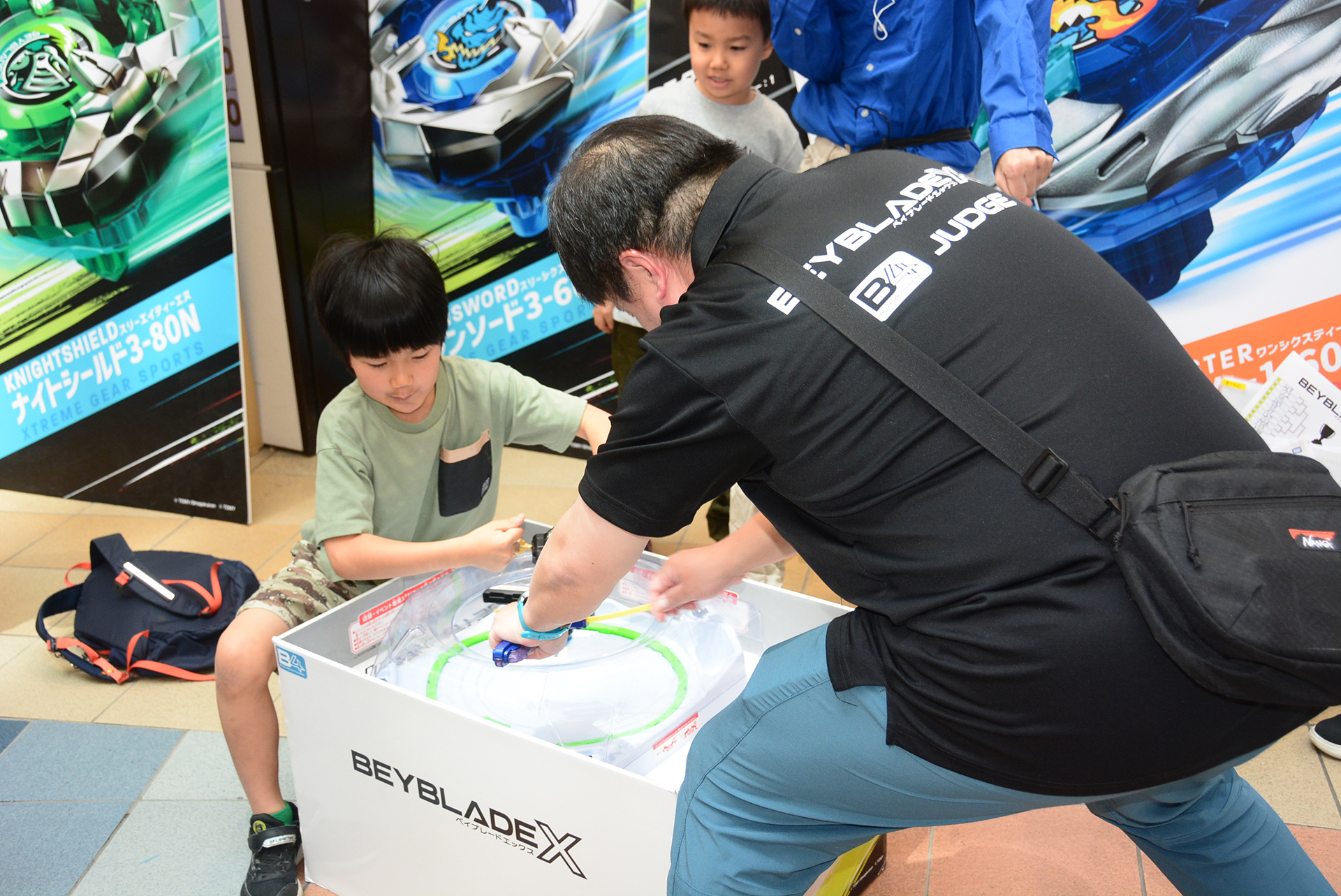 ベスト4メンバーとトイザらススタッフの対戦。立原氏のベイはかなりの強さを発揮し、ベスト4メンバーチームに勝ってしまう結果に