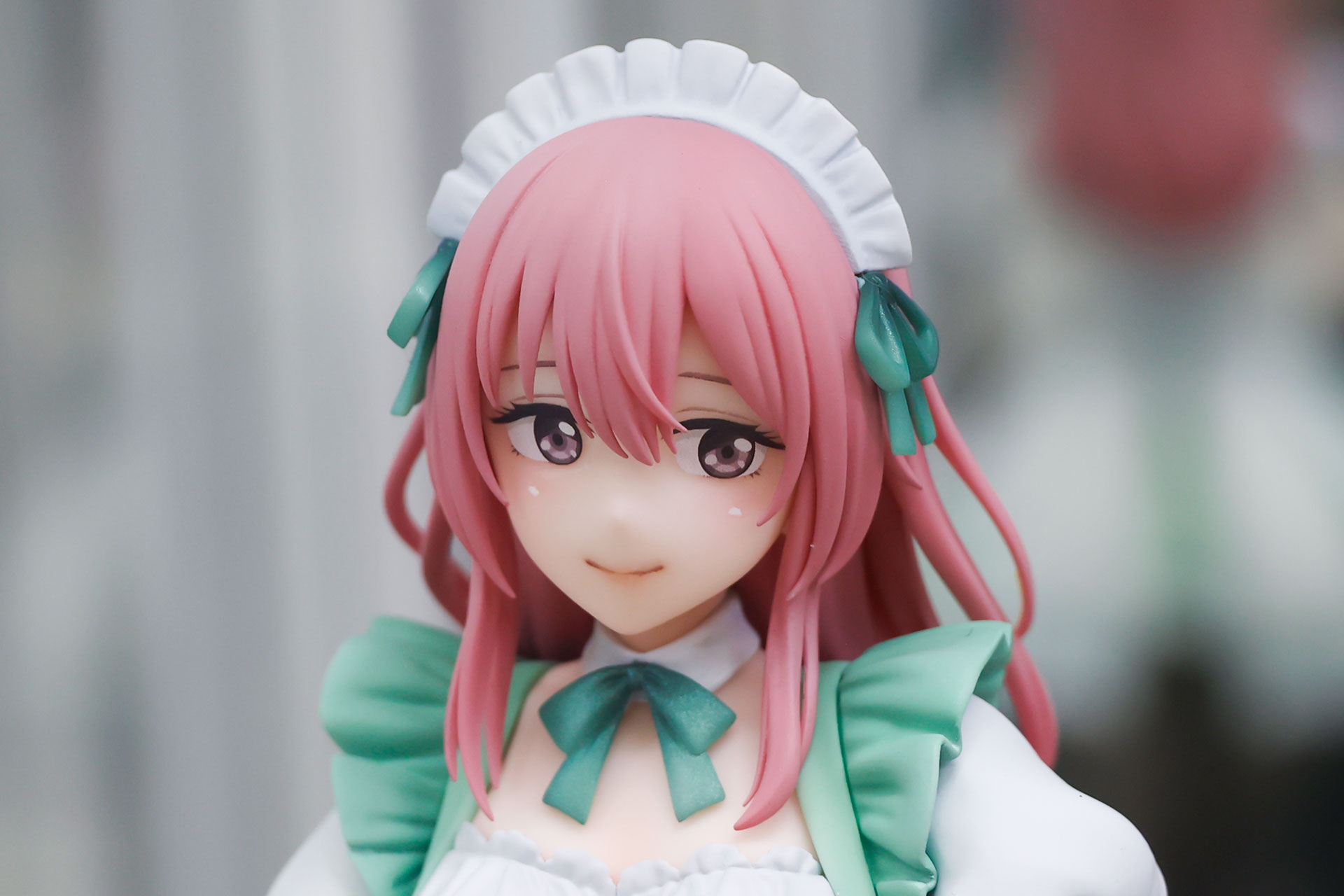 やや戸惑っているようにも見える表情がかわいらしい