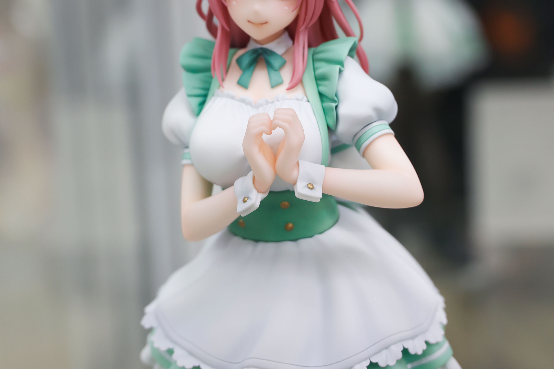 指というよりも、手でハートマークを作っているようだ