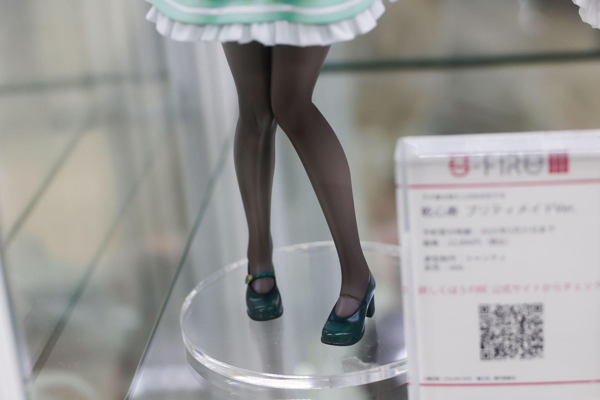 脚は黒いタイツを履いている