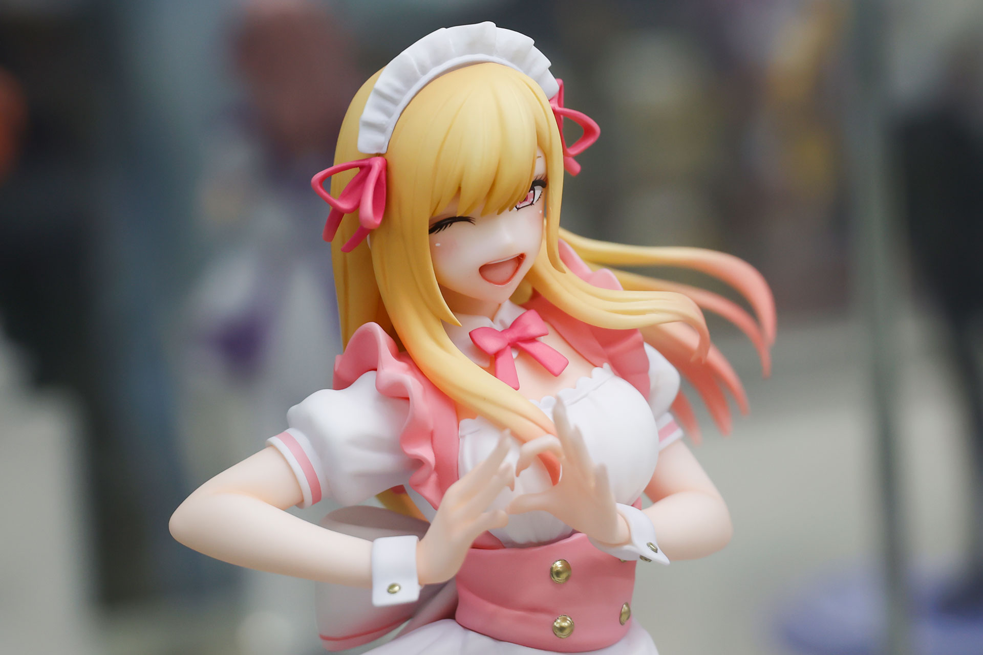 金色の髪は毛先に掛けてピンク色にグラデーションが掛けられている