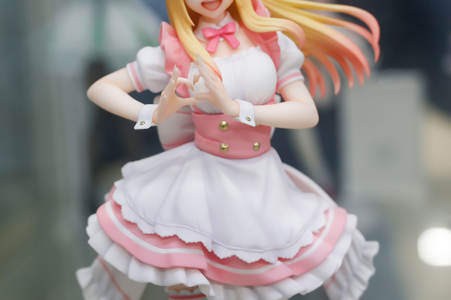 両手でハートマークを作っている