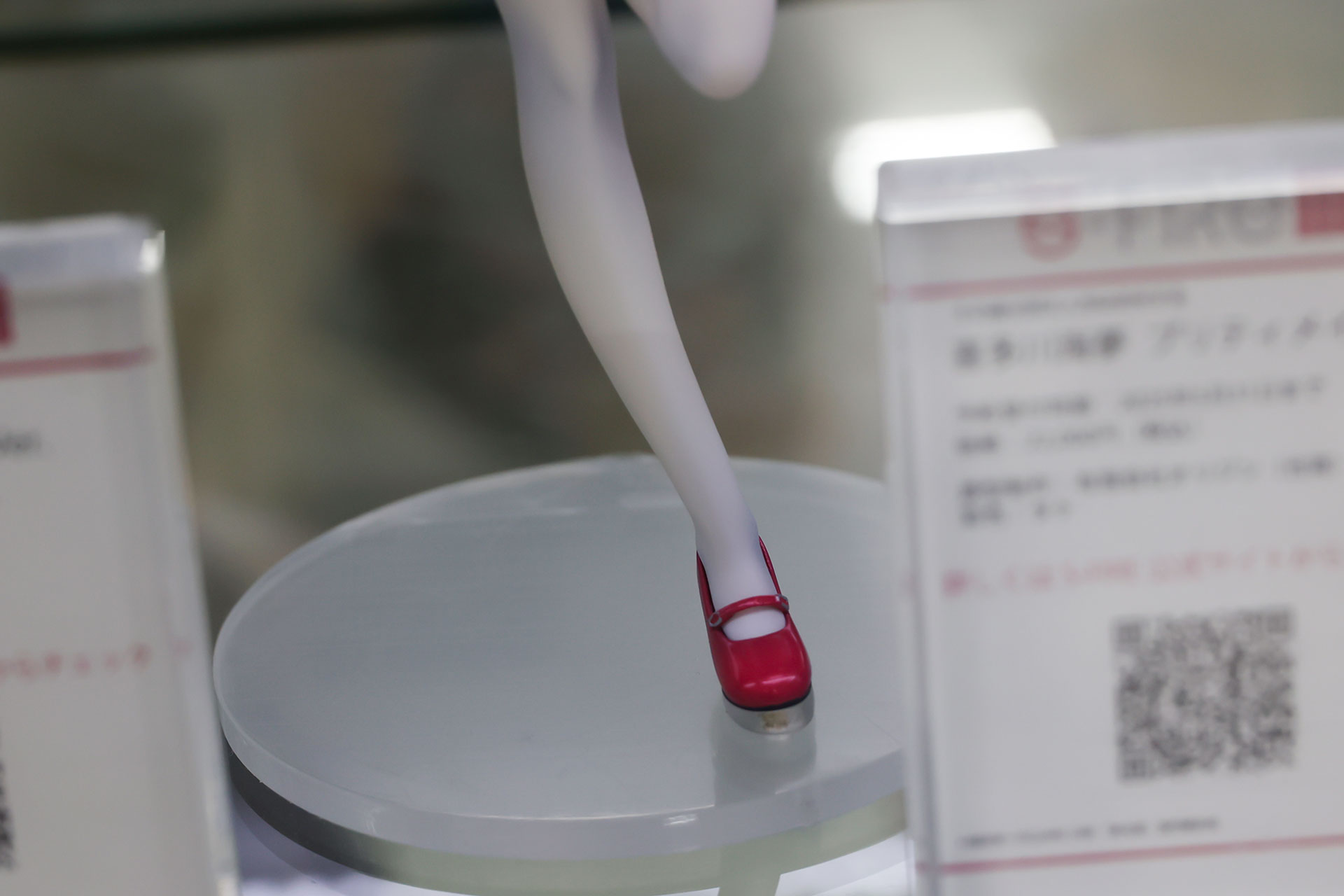 タイツも白1色ではなく、細かい彩色が施されている