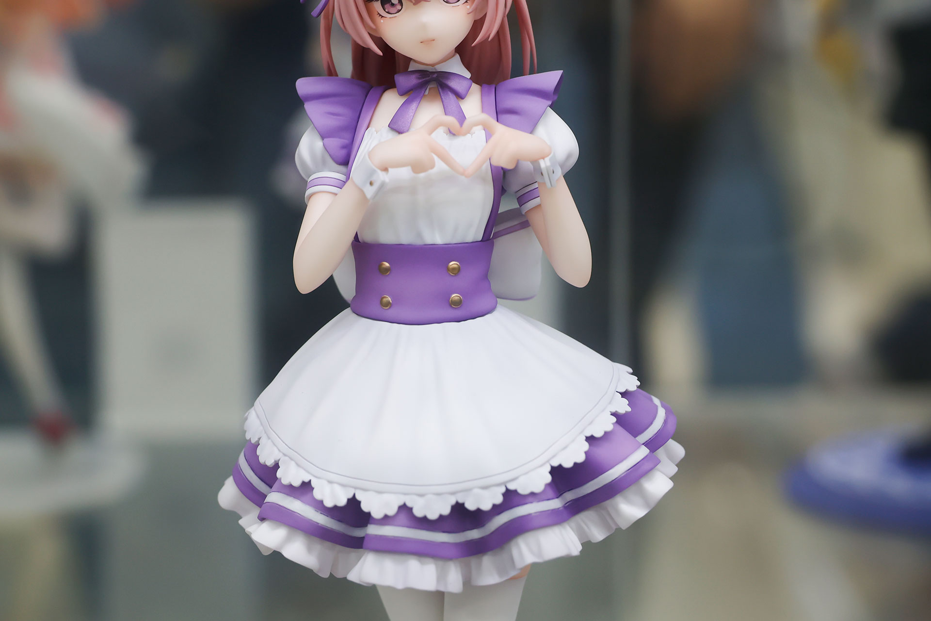 紗寿叶も指でハートマークを描いている