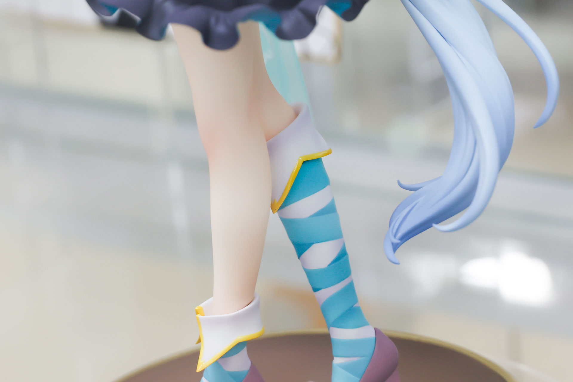 ソックスは青いテープを巻いたようなデザインになっている