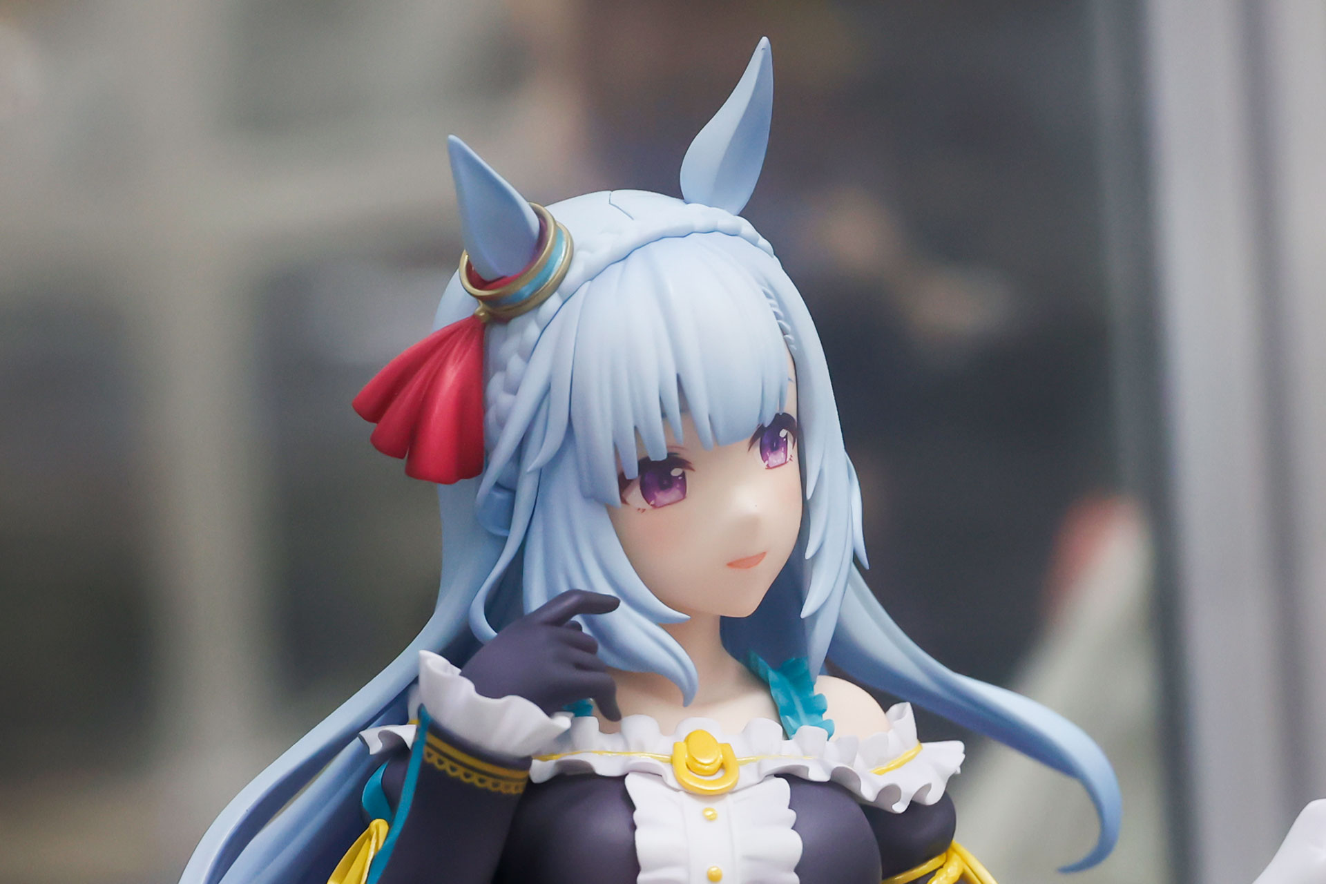 耳にはアクセサリーが付けられている