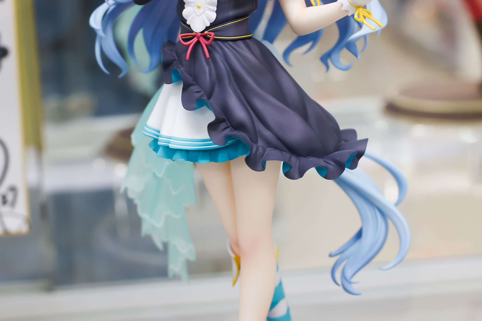 腰から下は左右非対称のデザインになっているところも特徴だ