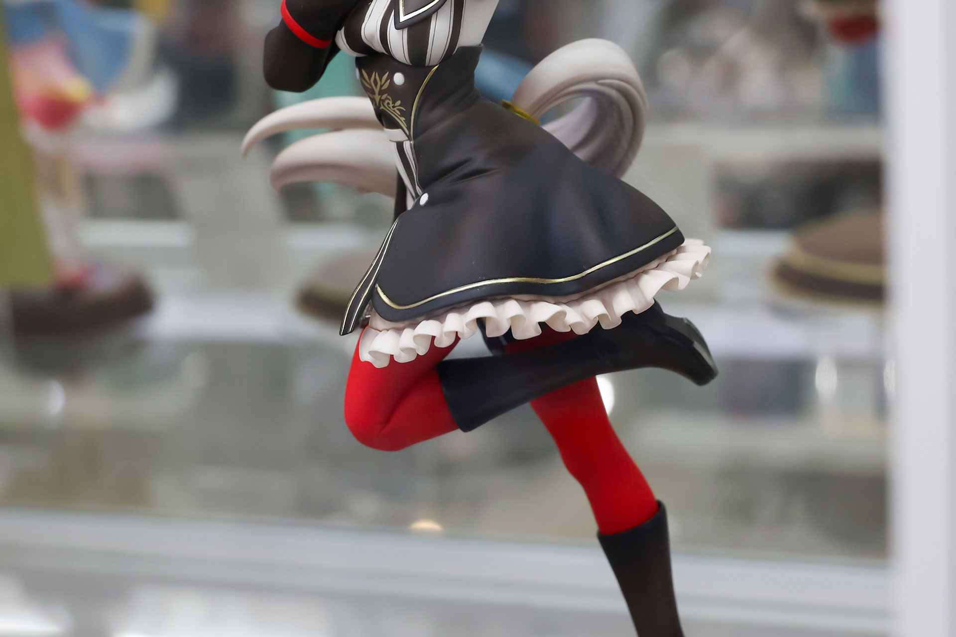 片足を大きく上げて走っているようなポーズだ