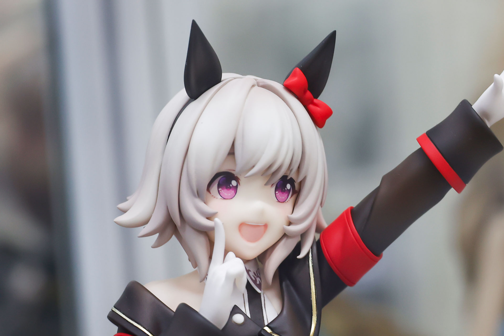 片方の指を頬に当てている