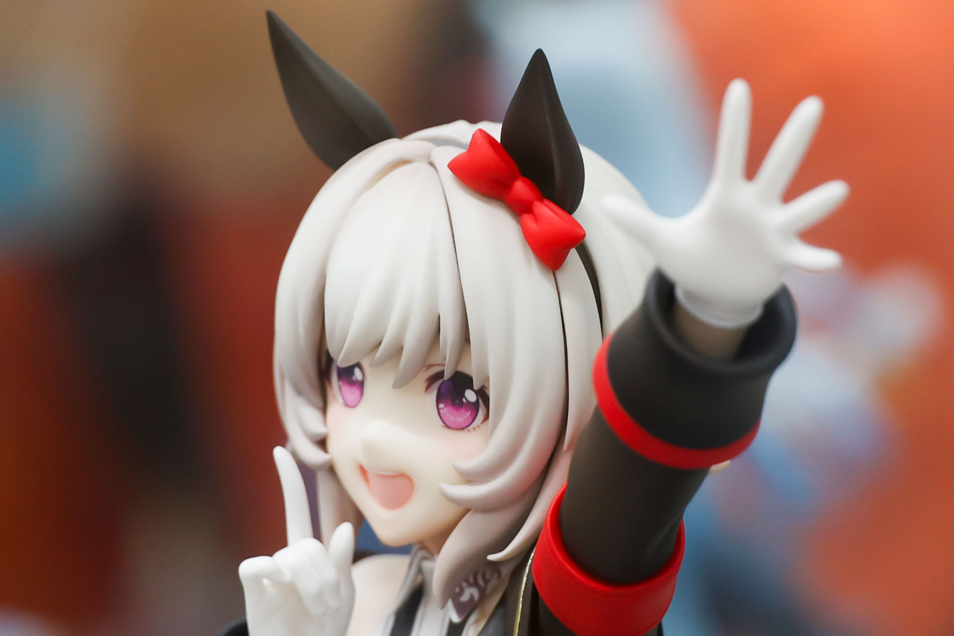 耳には赤いリボンが付けられている