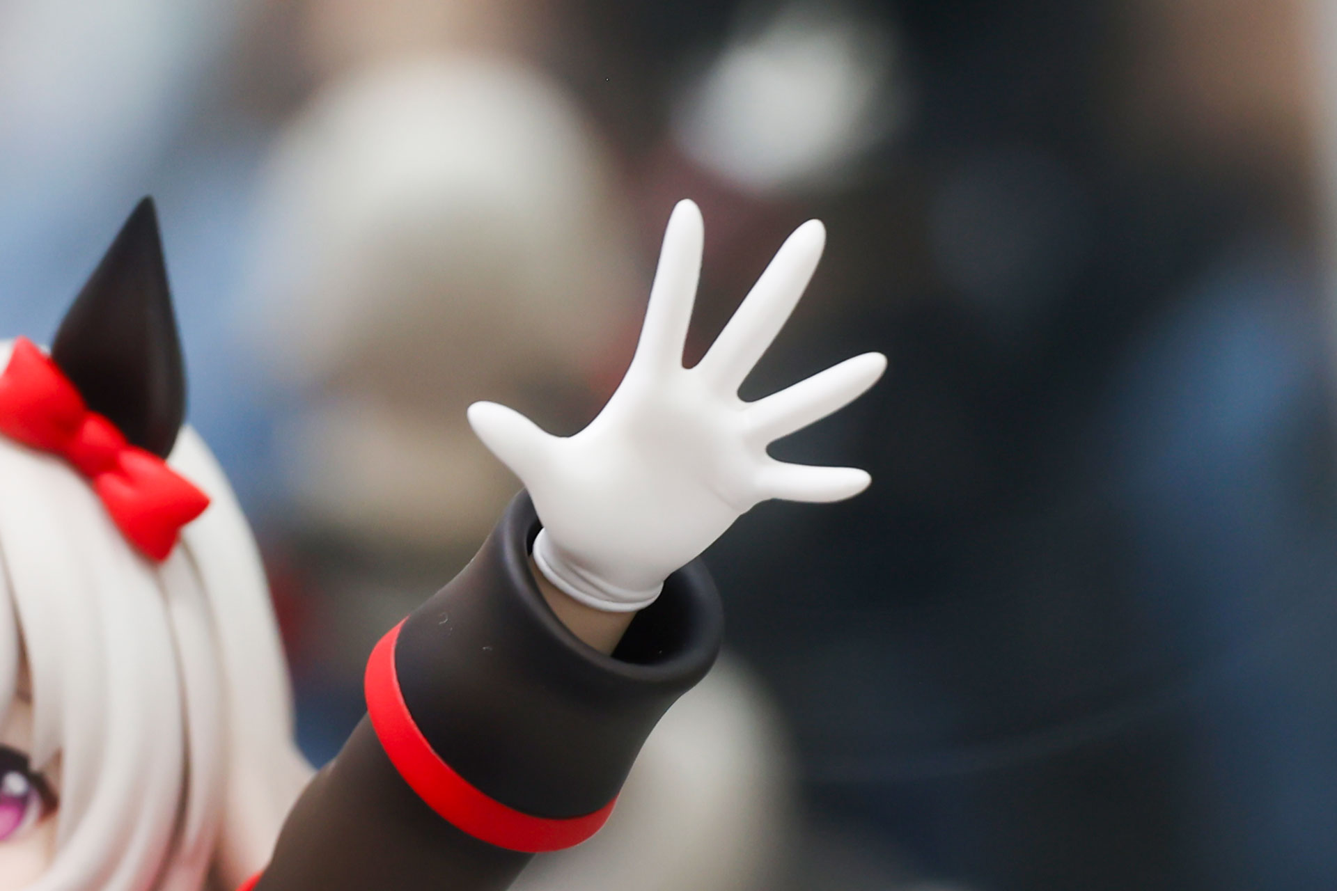 手にはピッチリとしたグローブを身に付けている